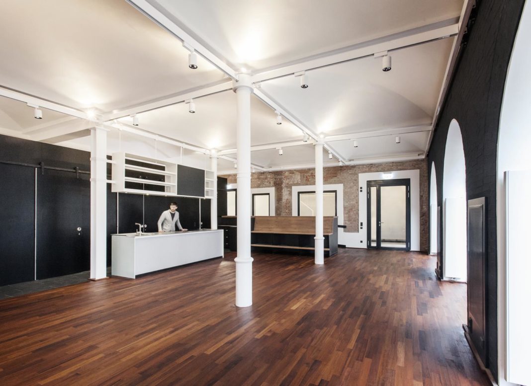 saal mit säulen holboden und bartheke sitztresen veranstaltungsräume innenarchitektur formwaende