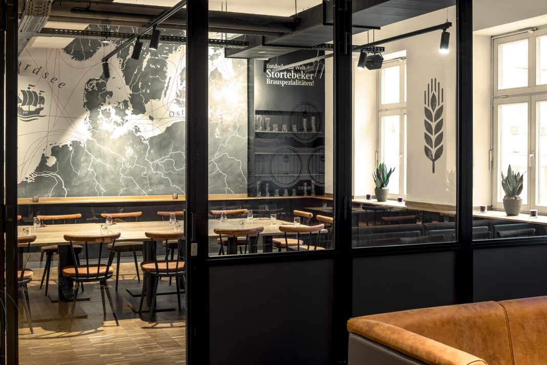stoertebeker-braugasthaus-greifswald-restaurant-formwaende_innenarchitektur_gastronomie_interior_de